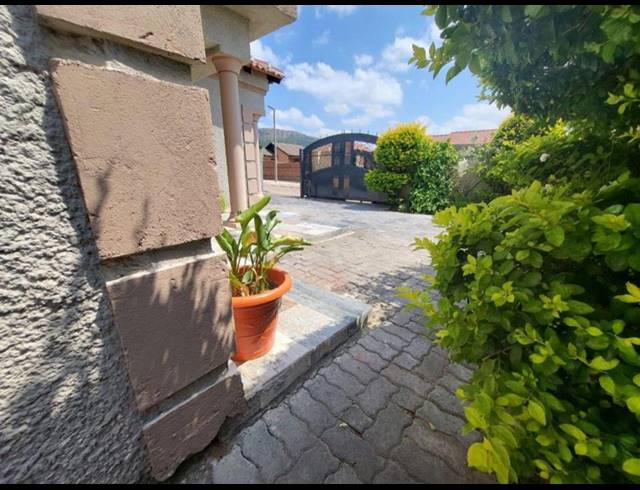 4 BEDROOM HOUSE FOR SALE IN TLHABANE WEST